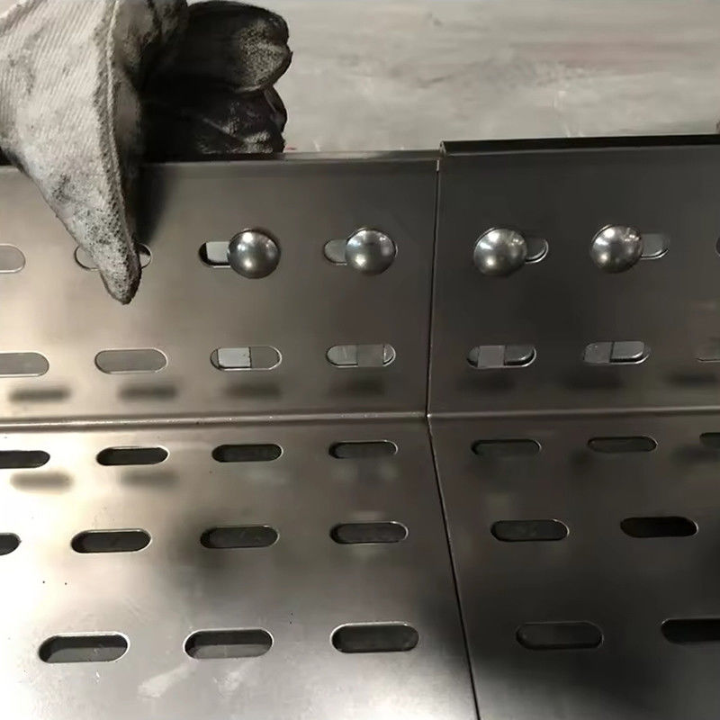 Plateau de câbles galvanisés à l'intérieur ou à l'extérieur avec ventilation ou rainure de perforation