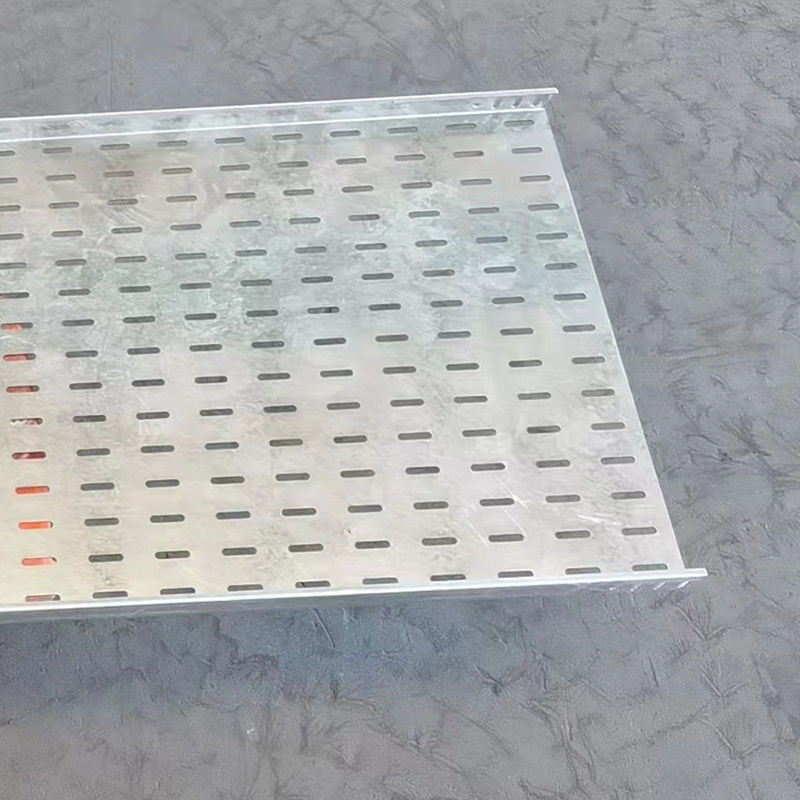 Plateau de câbles galvanisés à l'intérieur ou à l'extérieur avec ventilation ou rainure de perforation