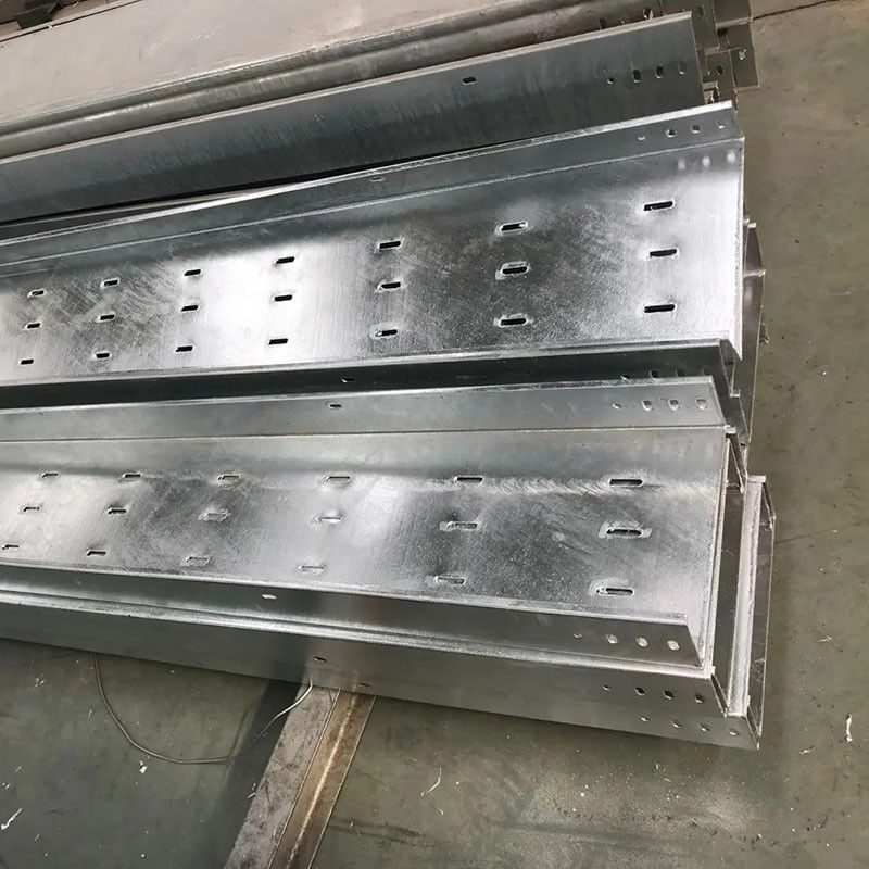 Un plateau de câbles en acier inoxydable hautement résistant à la corrosion permet la circulation de l'air