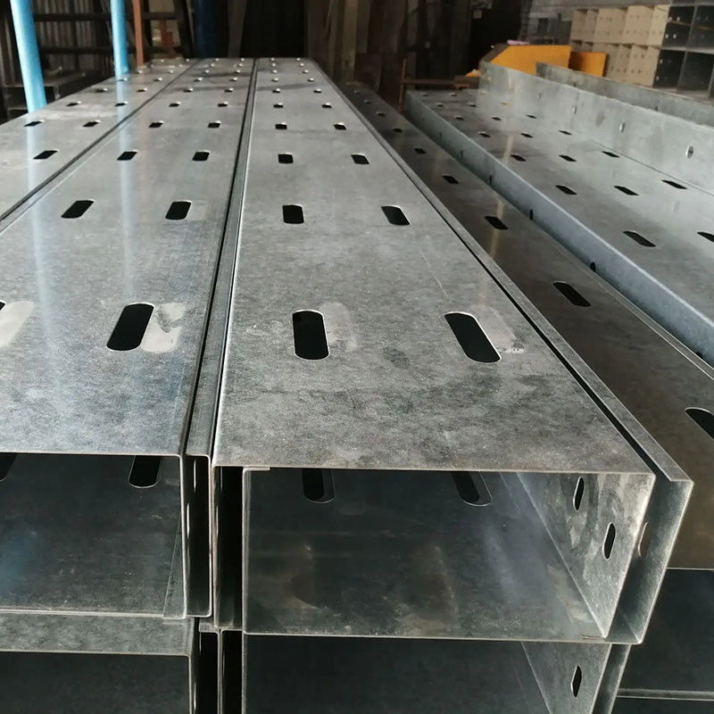 Plateau de gestion de câbles en aluminium rectangulaire à faible entretien avec une excellente résistance à la corrosion